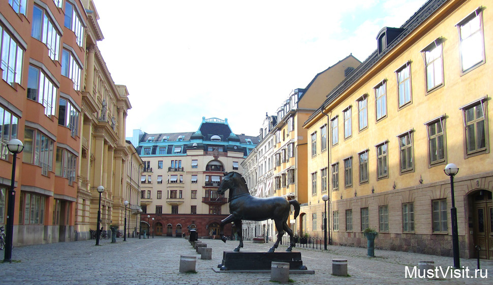 Статуя лошади на площади Blasieholmstorg. На противоположной части площади - такая же статуя лошади.