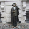 Памятник Эверту Таубе (1890-1976) - шведскому композитору и исполнителю. Остров Стадсхольмен в Стокгольме.