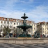 Фонтан на площади Росиу в Лиссабоне