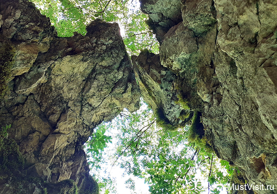 Природная арка "Врата желаний" в каньоне Митровица