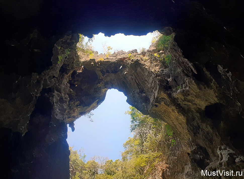 Каменный мост в пещере Phraya Nakhon
