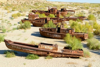 Кладбище кораблей на Аральском море в Муйнаке