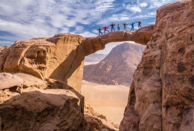 Арка Um Froouth на скале Burdah в пустыне Вади Рам