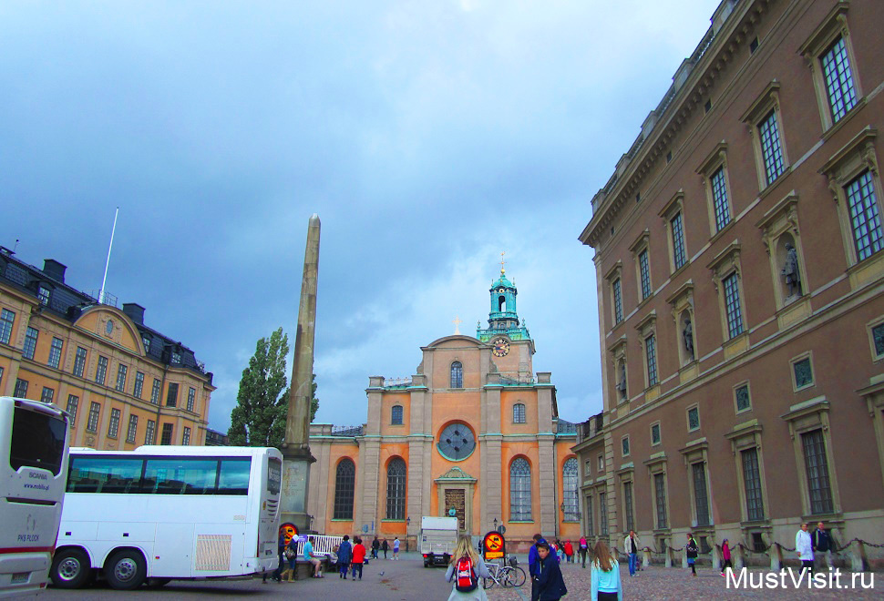 Церковь Святого Николая в Стокгольме, обелиск Густава III.