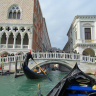 Венеция, пешеходный "Соломенный" мост. Вид из гондолы. Слева - угол дворца Дожей.
