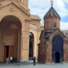 Справа - церковь Святой Богородицы Катогике, слева - вход в церковь Святой Анны в Ереване