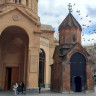 Справа - церковь святой Богородицы Катогике, слева - вход в церковь Святой Анны в Ереване