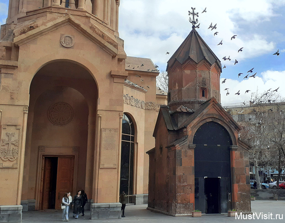 Справа- средневековая церковь Святой Богородицы Катогике в Ереване