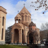 Справа - старинная церковь Святой Катогике (XIII век), рядом с ней, слева - церковь Святой Анны. 