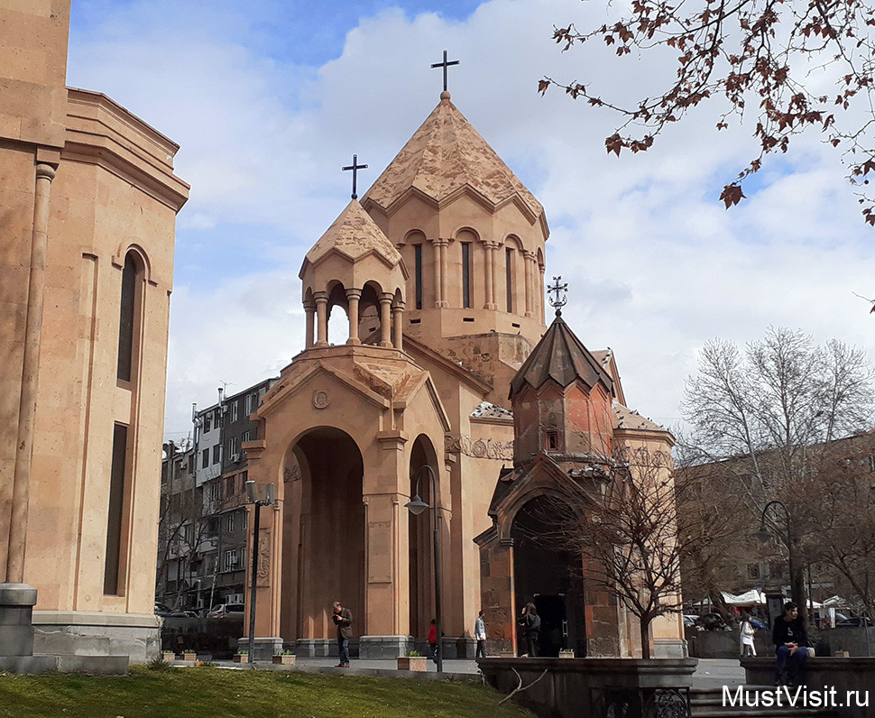 На переднем плане - небольшая старинная церковь Святой Богородицы Катогике в Ереване.