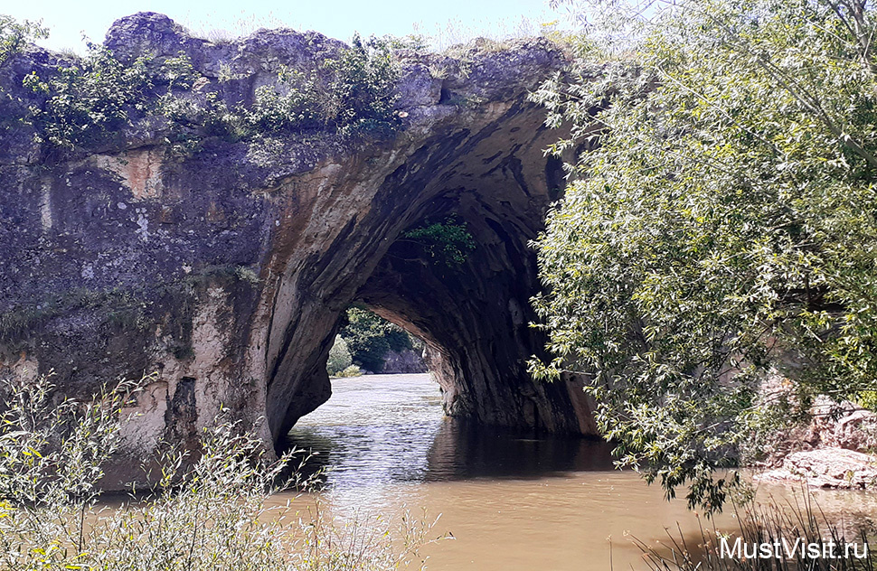 Природная арка в селе Иглен