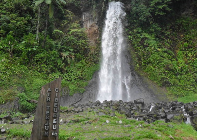Водопад Cibeureum Waterfall в Богоре