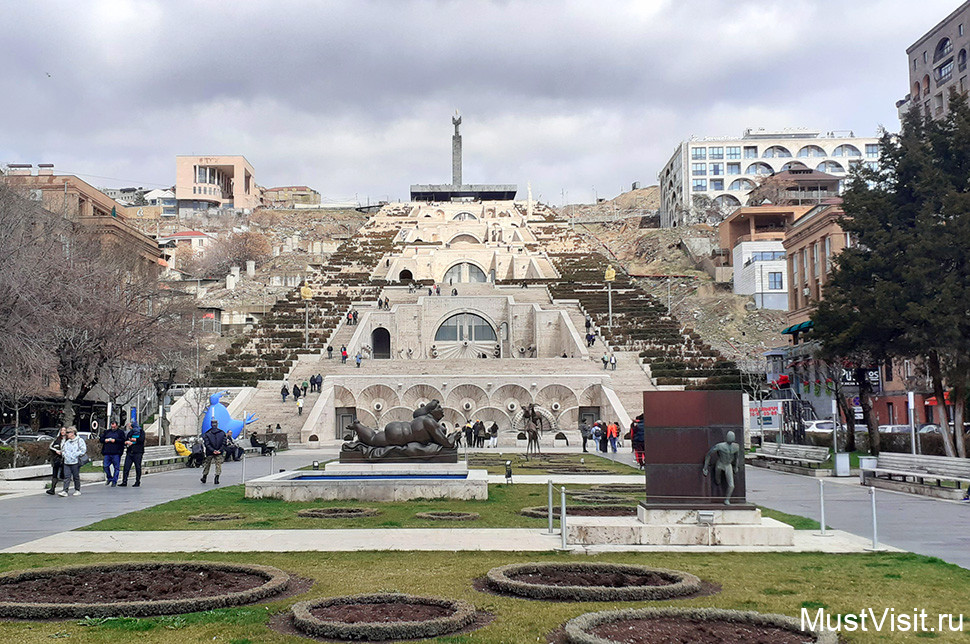Большой каскад в Ереване, 579 ступеней из белого травертина.