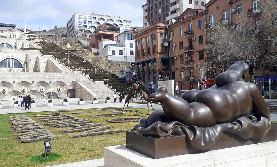 Большой каскад и сад  Скульптур в Ереване. Скульптура колумбийского скульптора Ботеро "Курящая женщина"