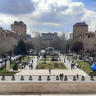Вид на сквер имени Александра Таманяна с нижних ступеней Большого каскада в Ереване.