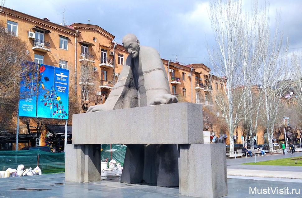 Скульптурная композиция, посвященная гениальному архитектору Александру Таманяну. Начало сквера перед Большим каскадом в Ереване.