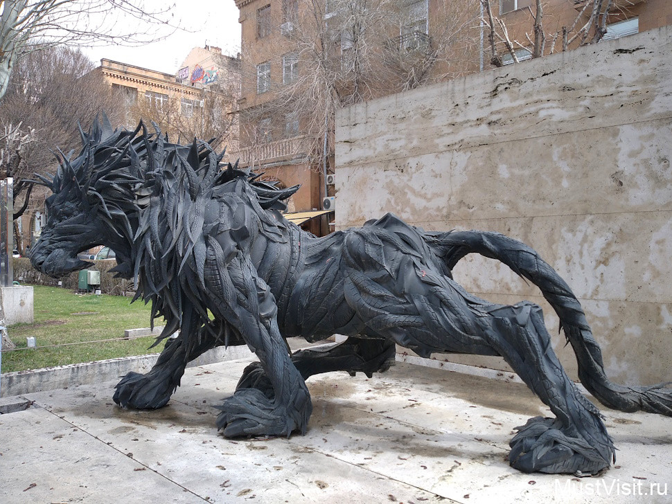 Модернистская скульптура "Лев" в сквере Таманяна. 