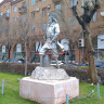 Модернистская скульптура в сквере Туманяна перед Большим каскадом в Ереване. Пират.