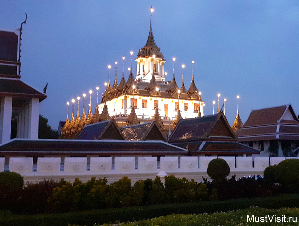 Храм Ратчанадарам Воравихан в Бангкоке