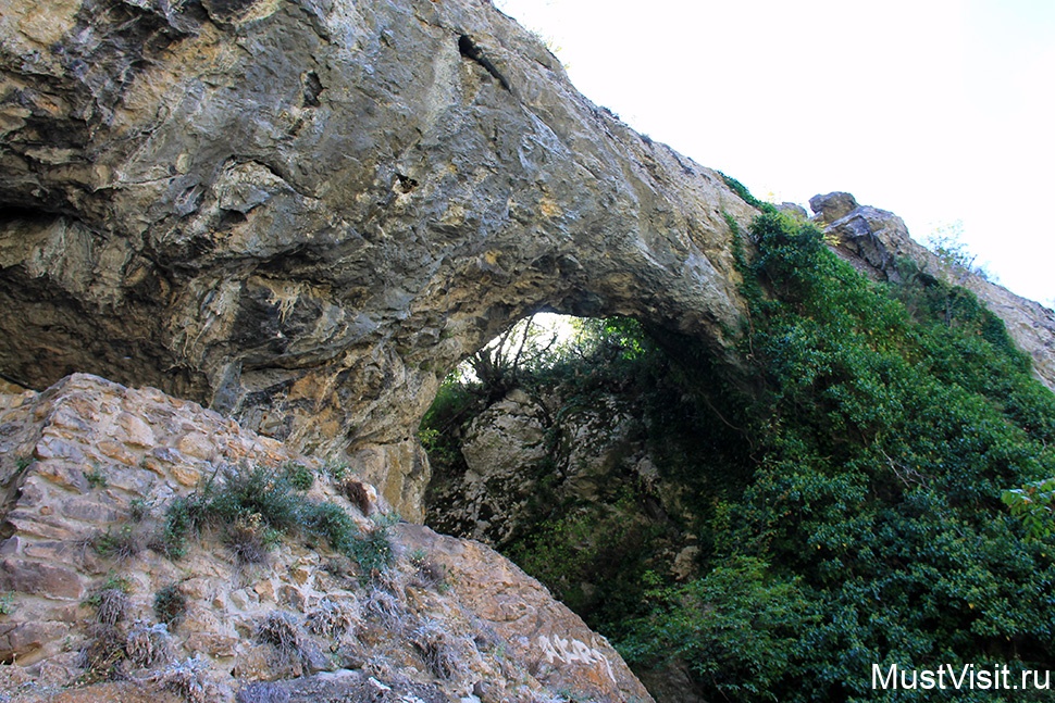 Природная арка рядом с пещерой Булак