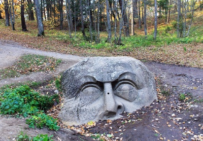 Голова в парке Сергиевка