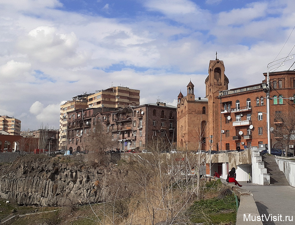 Базальтовые скалы рядом Собор Святого Саркиса в Ереване