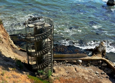 Лестница в никуда на пляже Pismo Beach в Калифорнии