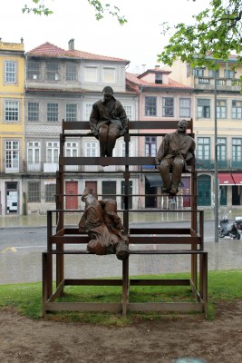 Скульптура в сквере в Порту