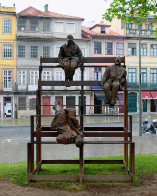 Скульптура в сквере в Порту