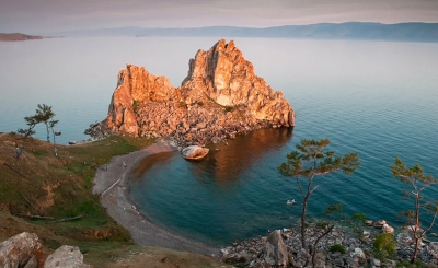 Скала Шаманка на Байкале