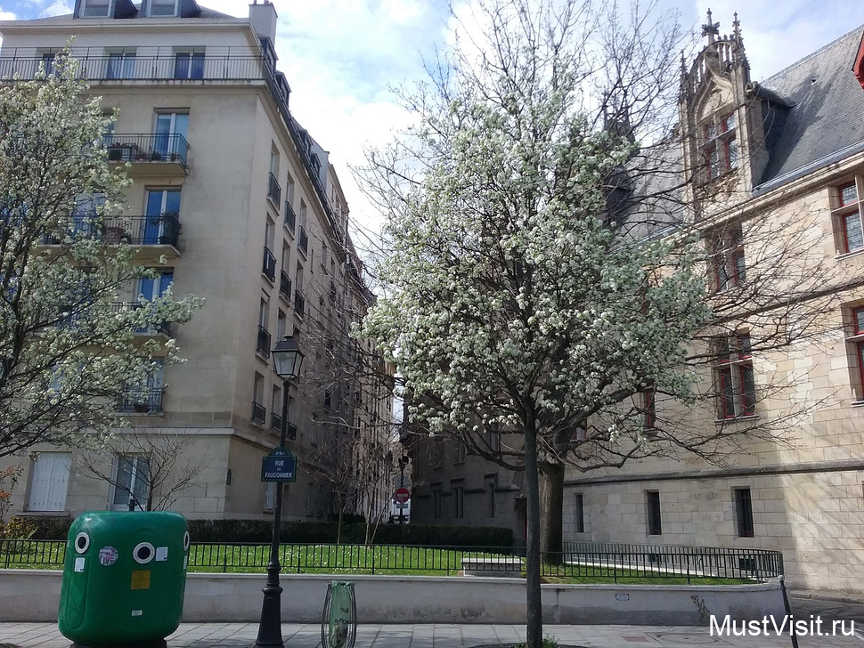 Весна в Париже. Справа - Отель де Санс