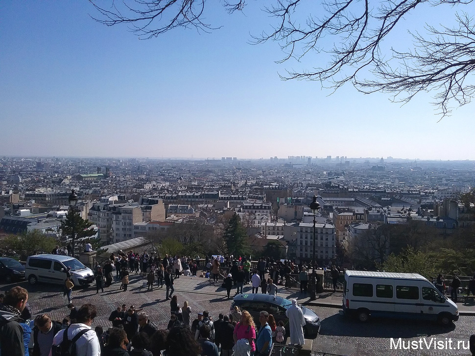 Панорама Парижа с обзорной площадки на Монмартре.