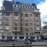 Vert Galant, многоквартирный дом в стиле ар-деко на набережной, на острове Сите. Справа - площадь Дофина в Париже.