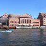 Слева - Балтийская филармония им Фредерика Шопена, справа - отель Королевский 