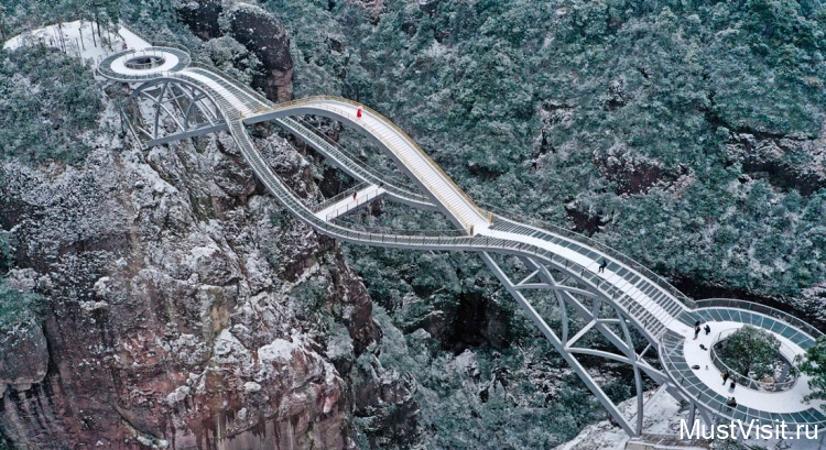 Двухъярусный стеклянный мост Жуйи в Китае