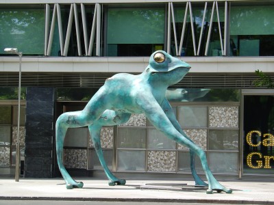 Памятник лягушке в Мадриде