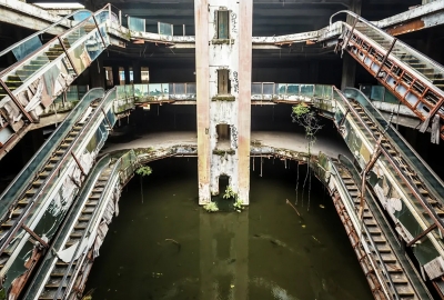 Заброшенный торговый центр New World Mall в Бангкоке