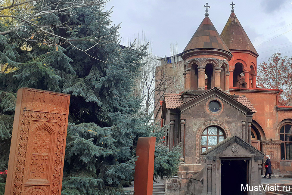 Церковь Сурб Зоравор Аствацацин в Ереване и часовня Святого Анании. Хачкары.