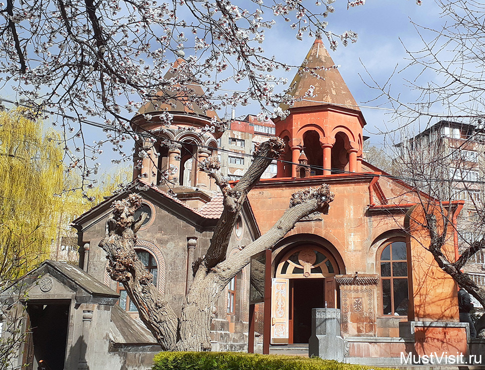 Церковь Сурб Зоравор Аствацацин в Ереване и часовня Святого Анании (на переднем плане).