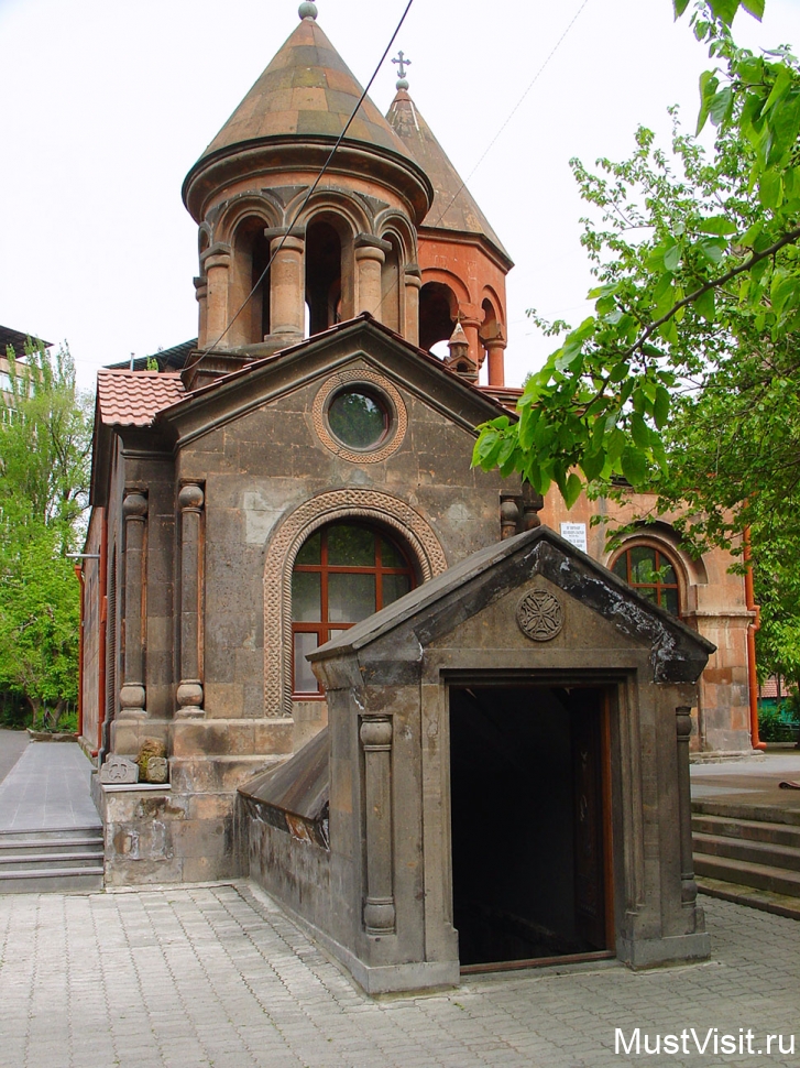 Церковь Сурб Зоравор Аствацацин в Ереване. Вход в часовню Святого Анании.