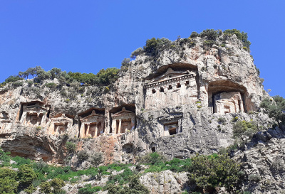 Скальные гробницы Кауноса в Дальяне