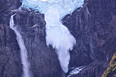 Водопад Висячего Ледника