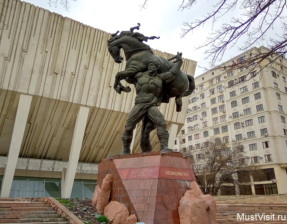 Памятник Кожомкулу в Бишкеке