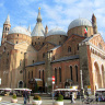 Базилика Святого Антония в Падуе, справа - конный памятник венецианскому Кондотьеру Гаттамелате