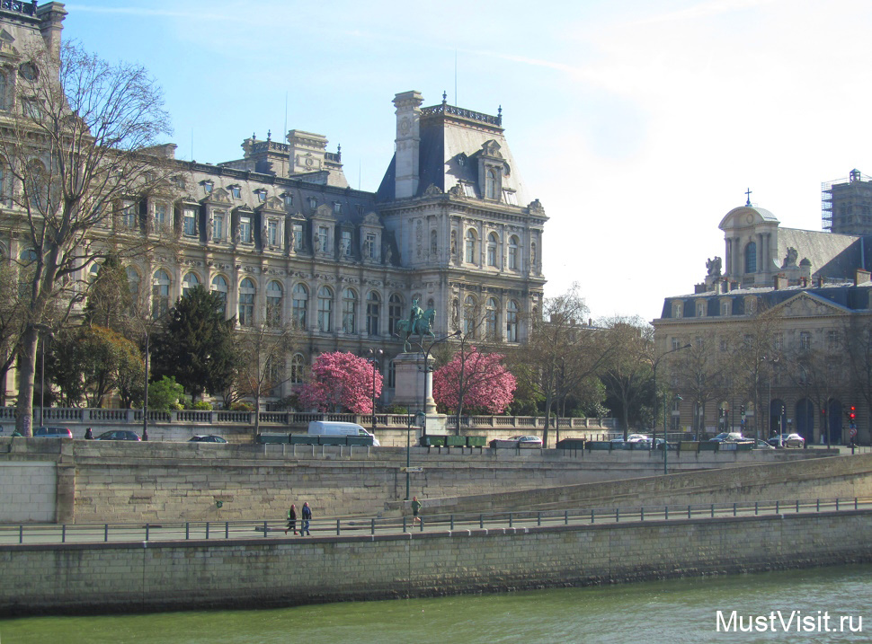 Перед парижской мэрией, на набережной Сены - конная статуя Этьену Марселю, купеческому прево.