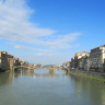 Город Флоренция, каменный мост Санта-Тринита (Ponte Santa Trinita) через реку Арно, вид с моста Понте Веккьо.