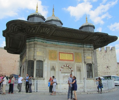 Фонтан султана Ахмеда III в Стамбуле