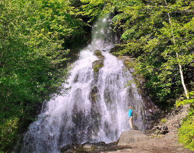 Водопад Delpak на трассе в Местию