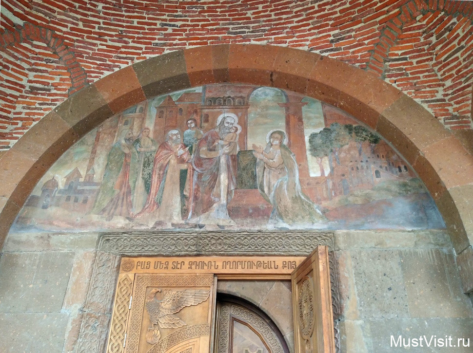Церковь Святой Гаянэ в городе Вагаршапат, настенная роспись над входной дверью.