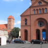 Площадь Нового рынка. Слева - башня костела Св. Иакова, справа - костел Св. Троицы, ныне художественная галерея